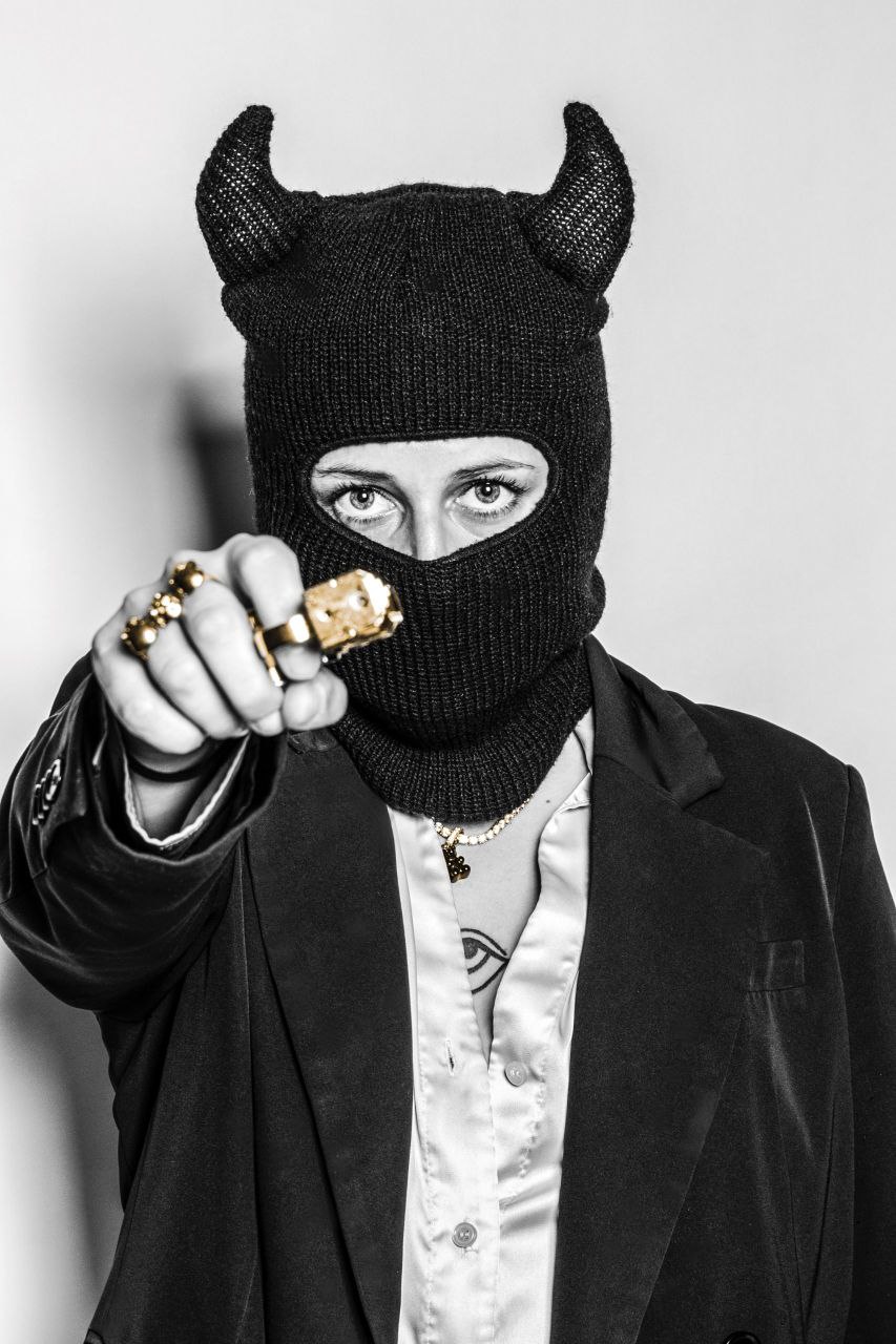 Featured artwork by Ninetta